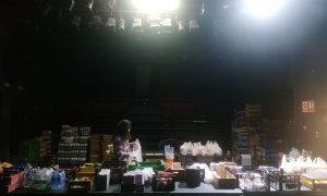 El escenario del Teatro del Barrio en Madrid convertido en Banco de alimentos.- GUILLERMO MARTÍNEZ