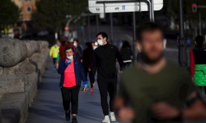 Varios ciudadanos se ejercitan en Madrid este sábado. EFE/David Fernández