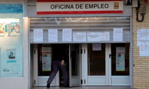 Un hombre entra en una oficina de empleo en Madrid. EFE/JuanJo Martín/Archivo