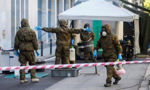 Miembros del Ejercito de Tierra realizan labores de desinfección en la residencia ‘’El Jardí’’ de Barcelona hoy lunes cuando ha comenzado la fase 0 de la desescalada, quicuagésimo primer día del confinamiento por el estado de alarma decretado por el Gobie