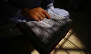 Un fidel llegeix l'Alcorà. EFE/ Shahzaib Akber