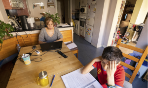 Un mujer teletrabajando mientras su hijo estudia. Europa Press / Archivo