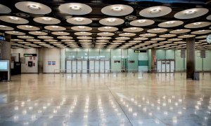 Vista de las puertas de salida de los viajeros de la terminal T4 del aeropuerto Adolfo Suárez de Madrid. EFE/Rodrigo Jiménez