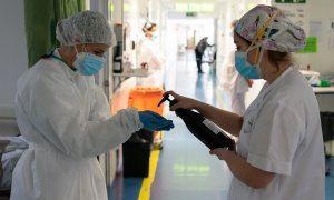 Metges de l'Hospital Clínic treballen durant la pandèmia de covid-19 el 20 d'abril del 2020. (Horitzontal)