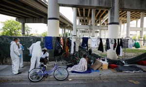 16/04/2020 - Sanitarios realizan pruebas a personas sin hogar en Miami (Estados Unidos). / REUTERS - MARCO BELLO