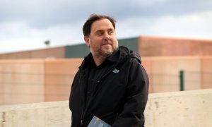 Oriol Junqueras sortint de la presó de Lledoners, amb un llibre sota el braç el 3 de març de 2020. ACN/ Laura Busquets