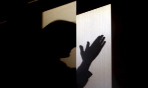 La sombra de una mujer aplaudiendo se proyecta en la pared de su casa. EFE/Cabalar/ Archivo