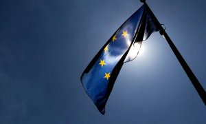 La bandera de la Unión Europea frente a la sede de la Comisión Europea. / Reuters