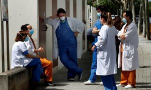 Trabajadores del Hospital de Bellvitge de Barcelona durante una pausa este martes cuando se cumplen 52 días de estado de alarma por la epidemia de coronavirus y segundo día de la fase 0 de desescalada. EFE/Toni Albir