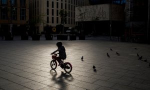Un nen va amb la moto en un carrer de Barcelona, ​​ja que el brot del coronavirus continua alentint-se. Jordi Boixareu / ZUMA Wire / DPA