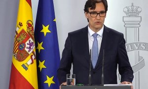 Captura de la señal institucional de Moncloa.- El ministro de Sanidad, Salvador Illa, durante la rueda de prensa que ofrece hoy viernes en el Palacio de La Moncloa junto al director del Centro de Coordinación de Alertas y Emergencias Sanitarias, Fernando