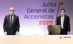 El presidente de Repsol, Antonio Brufau, y el Consejero Delegado, Josu Jon Imaz, ambos con mascarillas y guantes, en la junta de accionistas de la petrolera, celebrada en Madrid.- EFE/REPSOL