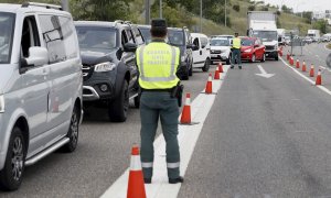Control de la Guardia Civil de Trafico en la salida de Madrid, a la altura del Km 17 de la A-1, para identificar desplazamientos no justificados durante el fin de semana. EFE/J.J. Guillen