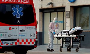 Un técnico sanitario traslada a un paciente en el Hospital de Bellvitge. EFE/Toni Albir/Archivo