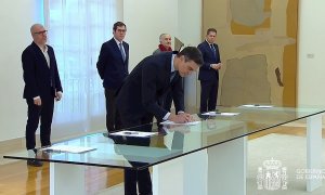 Captura de la señal institucional de Moncloa que muestra al presidente del Gobierno Pedro Sánchez durante la firma, este lunes, con los líderes de las patronales CEOE y Cepyme y de los sindicatos UGT y CCOO del pacto que alcanzaron la pasada semana para p