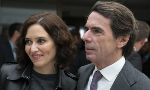 El expresidente del Gobierno, José María Aznar, junto con la presidenta madrileña Isabel Díaz Ayuso. Fuente: Aula Liderazgo del Instituto Atlántico de Gobierno