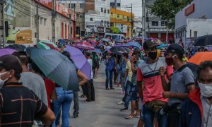 Brasileños aguardan su turno para registrarse en el programa de la Renta Básica Emergencial en Recife. ANDREA REGO BARROS/ PCR.