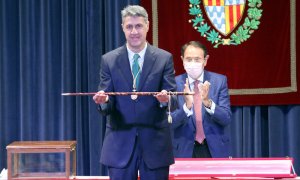 Xavier García Albiol mostra la vara d'alcalde de Badalona en el ple d'investidura celebrat aquest migdia. ACN