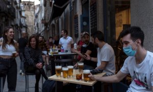 Varias personas en un bar en una céntrica calle de Ourense a última hora de este lunes, primera jornada de la fase 1 de la desescalada en Galicia. EFE/ Brais Lorenzo