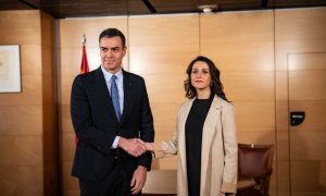 El presidente del Gobierno, Pedro Sánchez, junto a la presidenta de Ciudadanos, Inés Arrimadas.