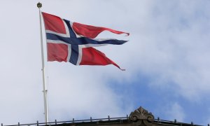 La bandera de Noruega en lo alto de un edificio en Oslo. REUTERS/Ints Kalnins