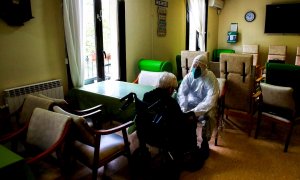 Voluntarios de la ONG Pro-Activa Open Arms trasladan a personas mayores de una residencia del centro de Barcelona.EFE/ Quique García/Archivo