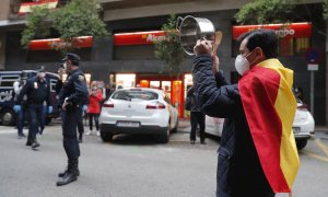 Vecinos del madrileño barrio de Salamanca se manifiestan contra el Gobierno por su gestión en la crisis del coronavirus. /EFE