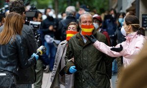 Vecinos del madrileño barrio de Salamanca se manifiestan contra el Gobierno por su gestión en la crisis del coronavirus, este jueves en Madrid. EFE/ Emilio Naranjo