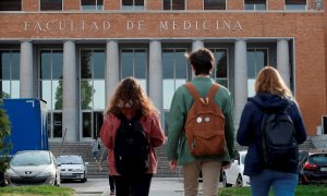 Varios alumnos se dirigen a la facultad de Medicina en la Universidad Complutense, en Madrid. EFE/Juan Carlos Hidalgo/Archivo