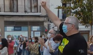 Aplausos y 'La Internacional': el emotivo homenaje ciudadano a Anguita frente al Ayuntamiento de Córdoba