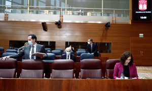 La presidenta de la Comunidad de Madrid, Isabel Díaz Ayuso (d) y su vicepresidente, Ignacio Aguado (i) durante la sesión de control al ejecutivo regional en la Asamblea de Madrid este jueves donde responderá sobre el plan del Gobierno para la desescalada