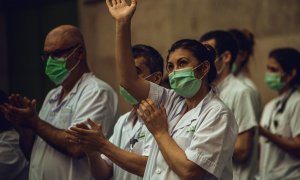 El personal sanitari de l’Hospital Clínic aplaudeix, després de la crida a través de les xarxes per a una darrera ronda d’aplaudiments en homenatge a professionals sanitaris i altres sectors, que lluiten contra la pandèmia del coronavirus.  Matthias Oeste