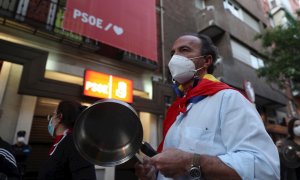 Una de las personas que participó en la protesta contra el Gobierno frente a la sede del PSOE en Madrid. EFE/Rodrigo Jiménez