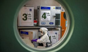 Un trabajador en un laboratorio de alta seguridad. EFE/Emilio Naranjo