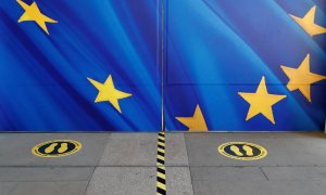 Marcas en el suelo para determinar la distancia social de seguridad a la entrada de la sede de la Comisión Europea en Bruselas. REUTERS/Francois Lenoir