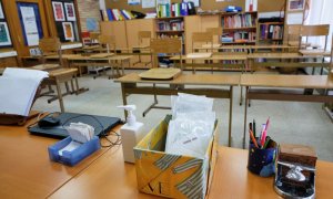 Mascarillas y gel desinfectante en la mesa del profesor de un aula en Madrid. Europa Press / Jesús Hellín