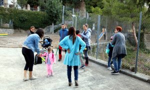 Pares, alumnes i professors al patí de l'escola de Tírvia, al Pallars Sobirà, abans d'entrar al centre. Imatge del 12 de setembre del 2019. (horitzontal) Marta Lluvich | ACN