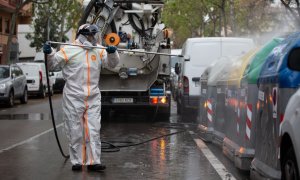 Un treballador desinfecta contenidors a Barcelona. EUROPA PRESS.