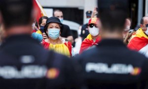 Un momento de la "cacerolada" de este miércoles en la calle General Ruiz de Valladolid en protesta por la gestión del Gobierno en la crisis del coronavirus. EFE / R.GARCÍA