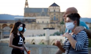 21/05/2020.- Ciudadanos protegidos con mascarillas pasean por las inmediaciones de la Mezquita y la Catedral de Córdoba. / EFE