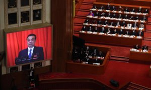 Una pantalla de video muestra al primer ministro chino, Li Keqiang / EFE