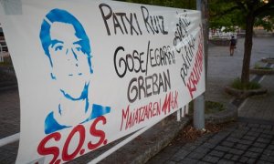 etalle de una cartel colocado en apoyo al preso etarra Patxi Ruiz, en huelga de hambre, durante la pandemia de coronavirus en Pamplona, Navarra, España. / EUROPAPRESS
