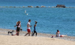 Banyistes a una platja de Barcelona aquesta setmana. ACN / MIQUEL CODOLAR