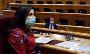 La ministra española de Defensa, Margarita Robles, llega para comparecer este viernes ante una comisión del Senado, para hacer balance de la actuación de las Fuerzas Armadas en los dispositivos de prevención del coronavirus después de que varios militare