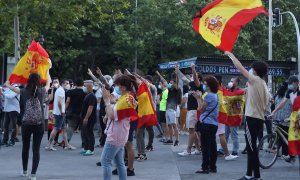 Concentración de manifestantes contra el Gobierno en Carabanchel (Madrid)./ Kiko Huesca (EFE)