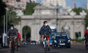 Varios ciclistas hacen deporte por la calle Alcalá de Madrid. E.P./Joaquin Corchero