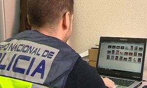 Miembro de la Policía Nacional investiga un caso de pedofilia.