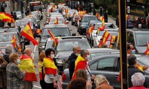 La manifestación convocada por Vox para protestar contra la gestión del Gobierno en la crisis provocada por la pandemia del nuevo coronavirus ha colapsado hoy el recorrido establecido para la marcha por el centro de Oviedo, a la que se han sumado centenar