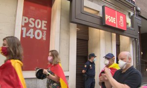 Cacerolada en Ferraz frente a la sede central del PSOE