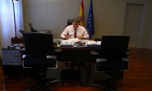 El ministro de Inclusión, Seguridad Social y Migraciones, José Luis Escrivá, en su despacho. REUTERS/Sergio Perez
